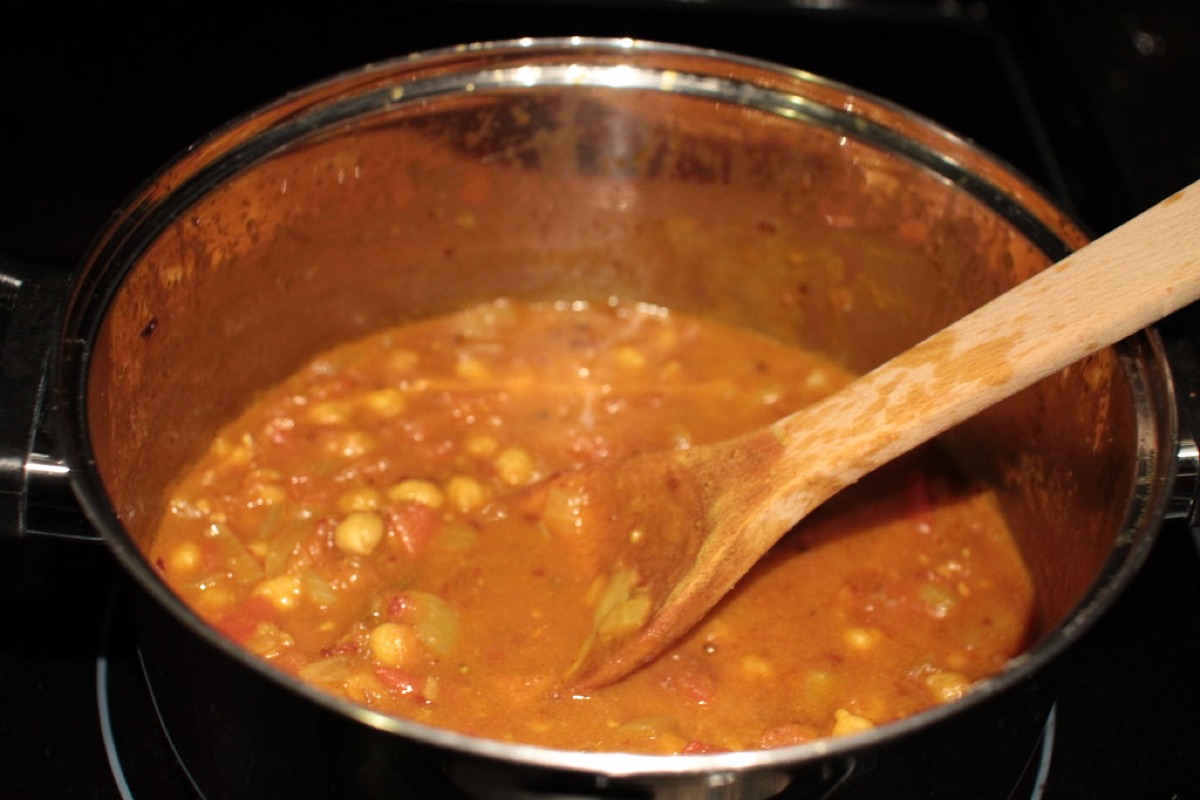 Banana and chickpea coconut curry