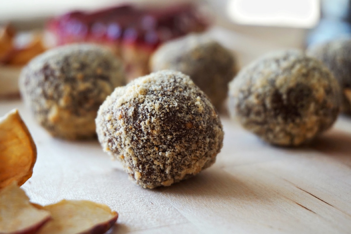 Banana and date energy balls