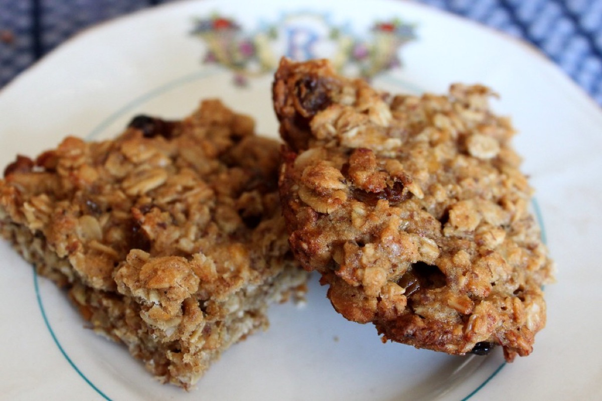 Chewy banana oat bars