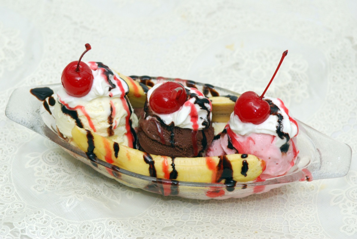 Classic banana split